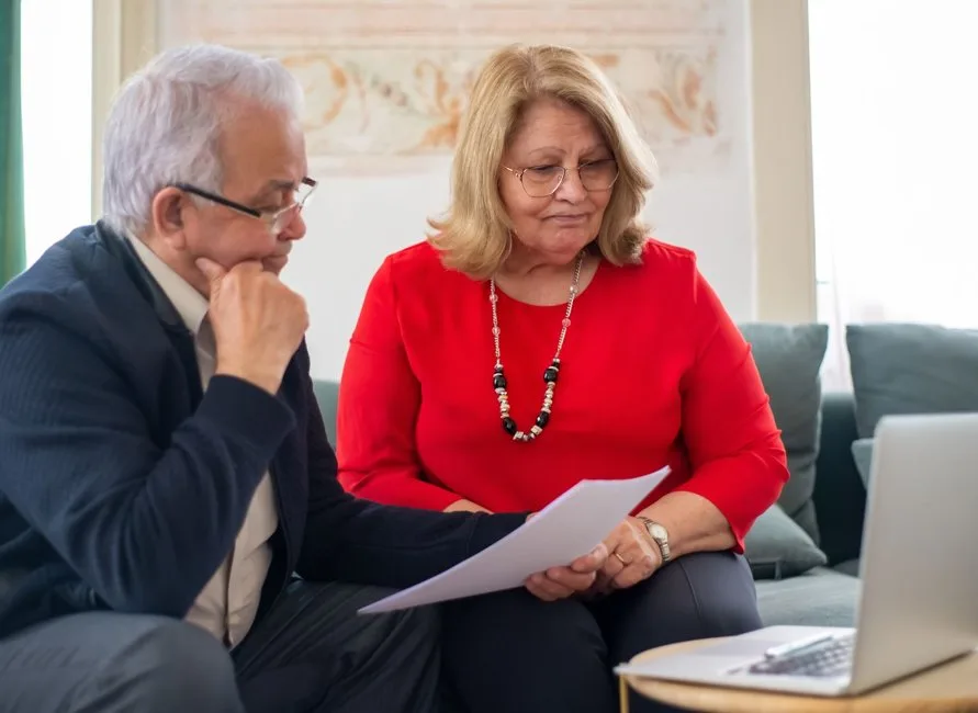Relevé de pension et bulletin de retraite complémentaire sur un écran, prélèvement à la source visible